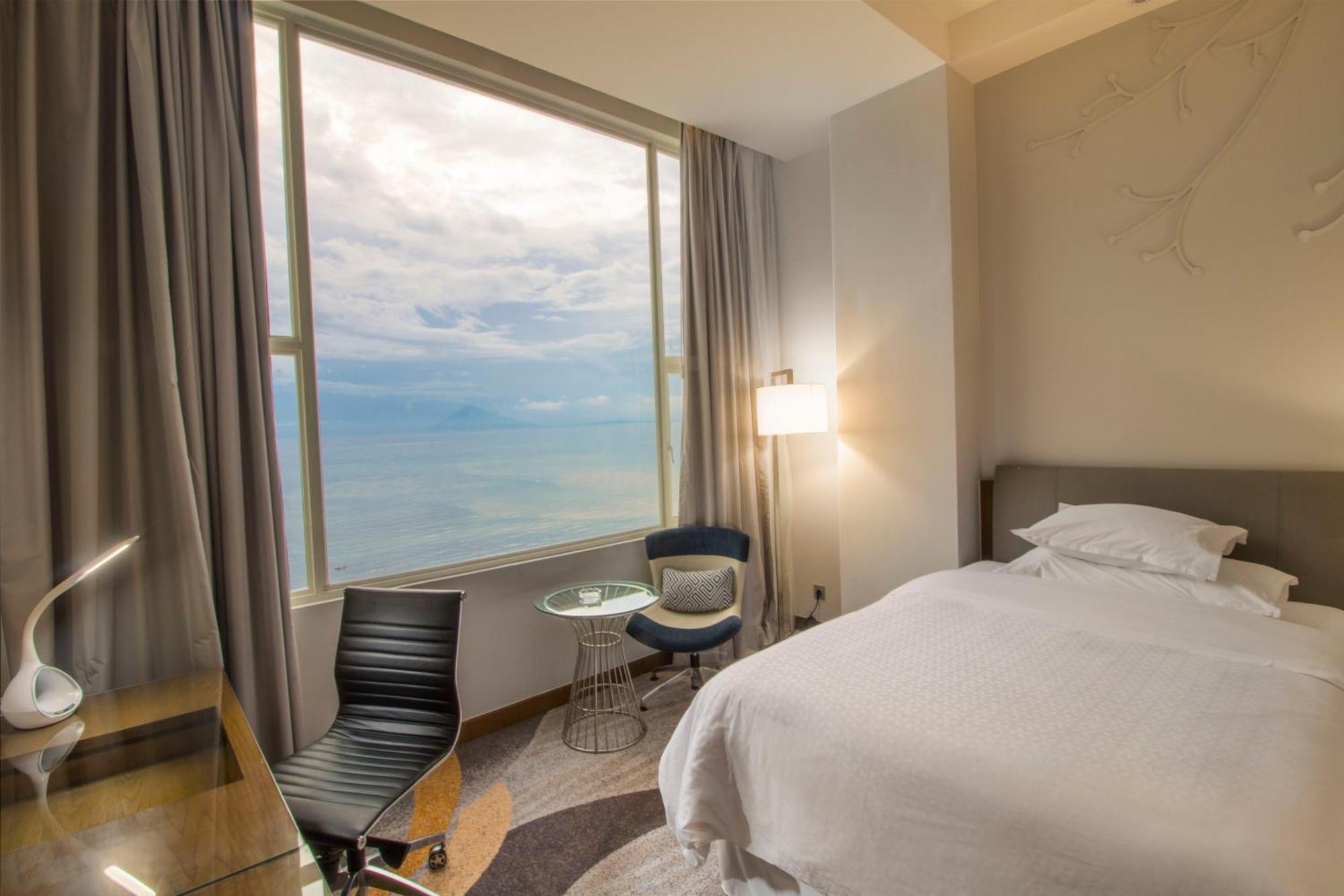 Four Points By Sheraton Manado Exterior photo