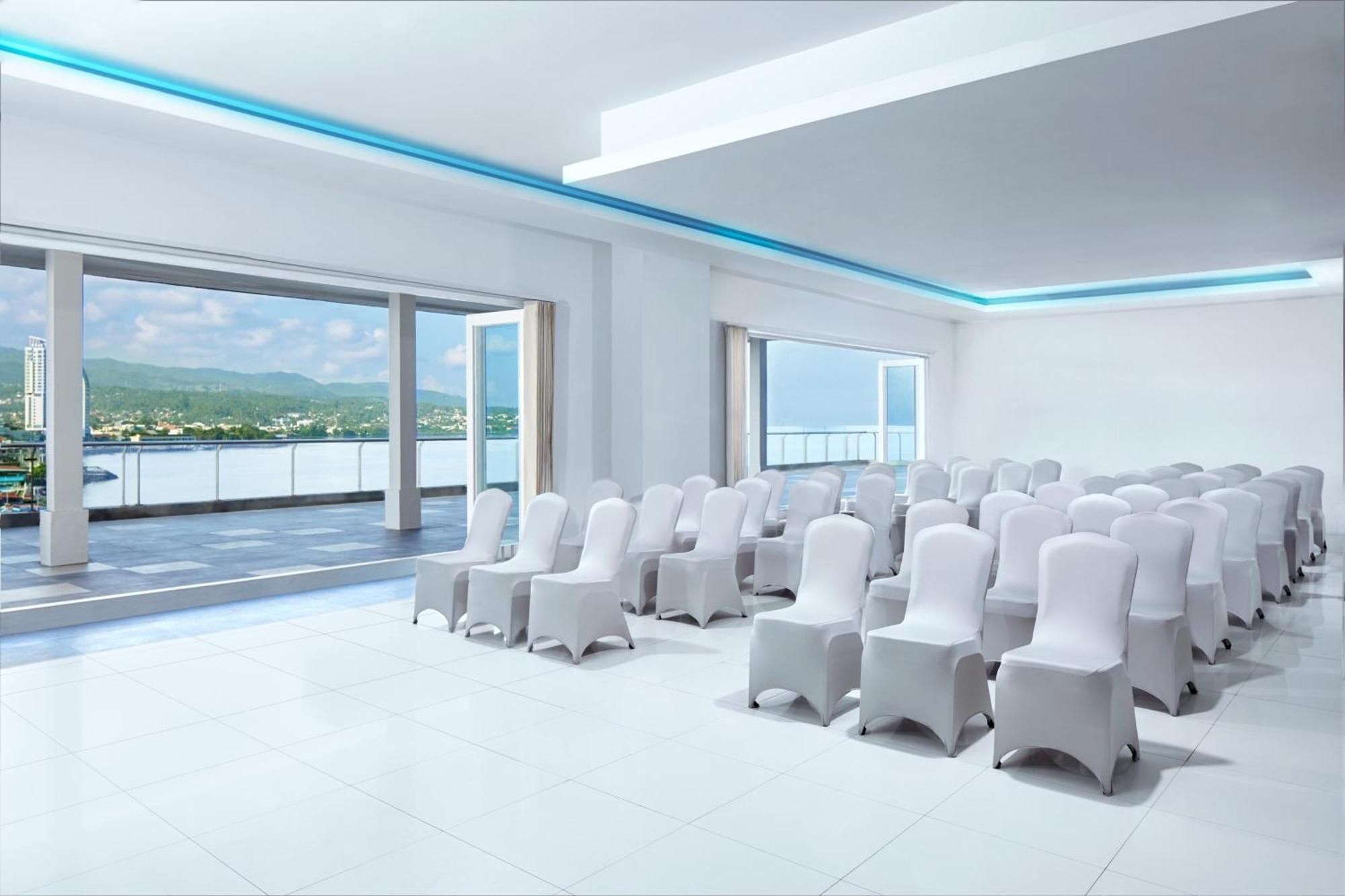 Four Points By Sheraton Manado Exterior photo