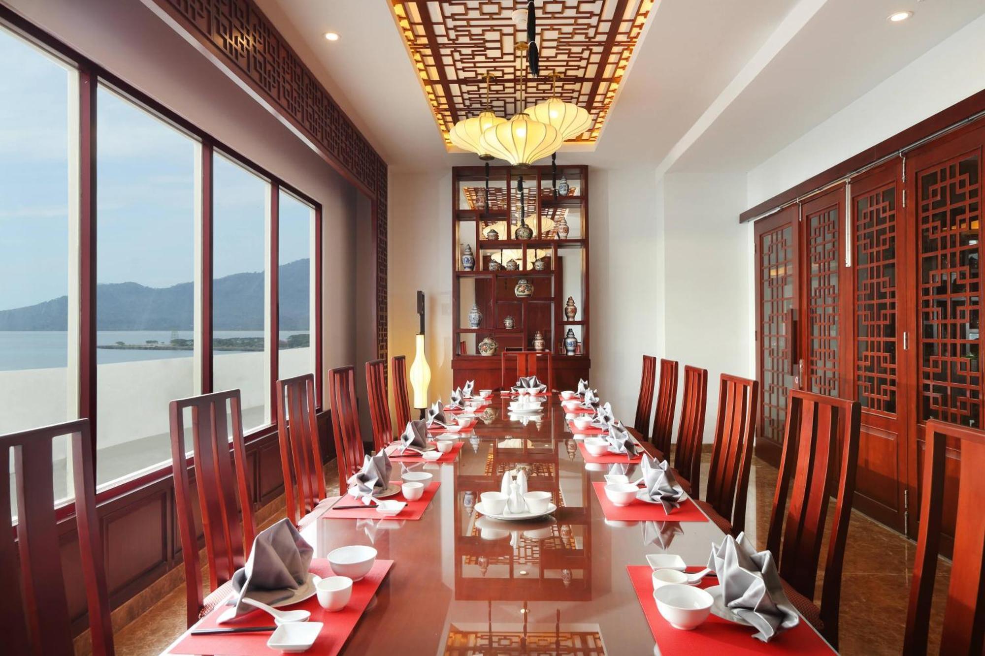 Four Points By Sheraton Manado Exterior photo